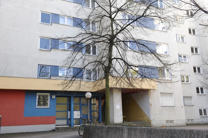 Hochzeit geplant ? 2 Raumwohnung im Brunnenviertel mit Renovierungsbedarf — photo 1